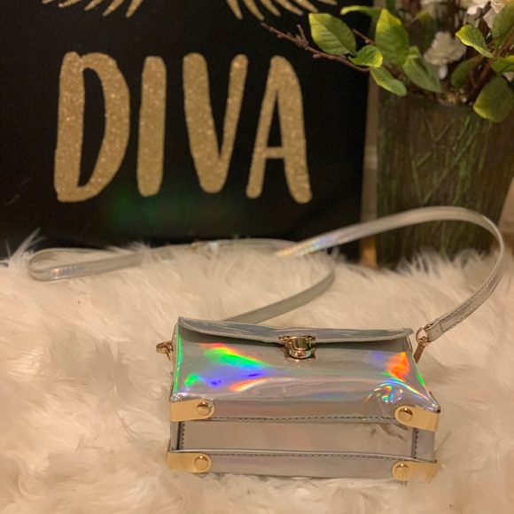 Neon for the win 🤍 - Picture 4 of 5